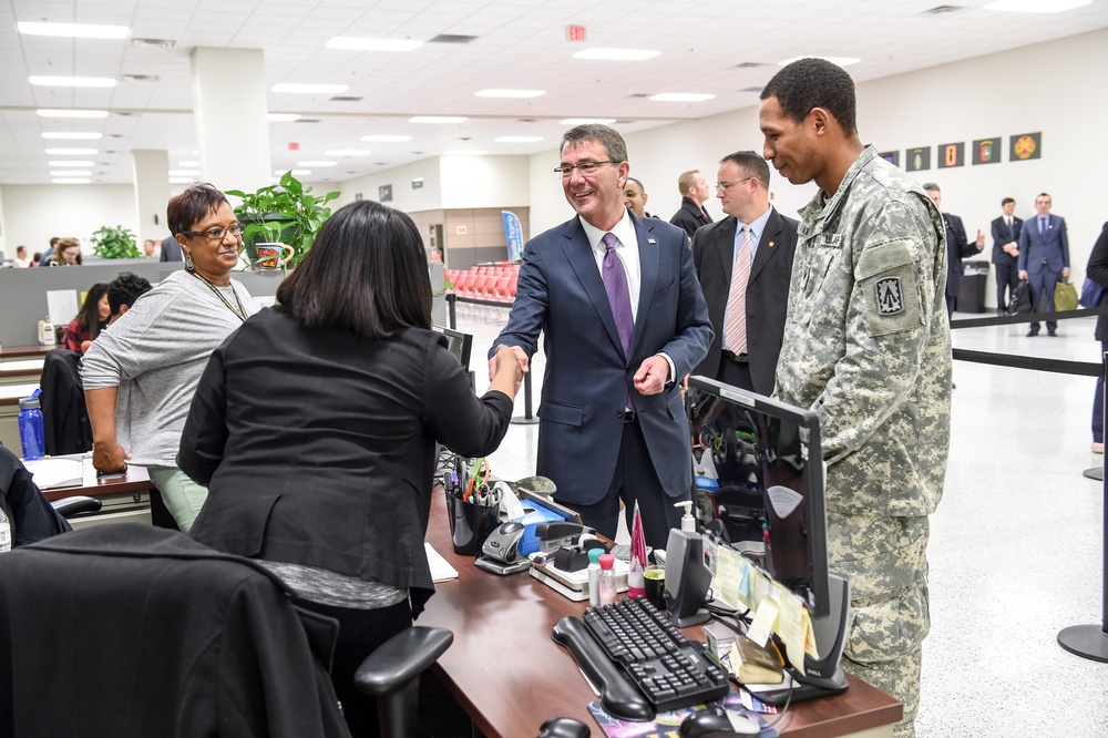 Secretary of defense visits the SRP center at Ft. Campbell