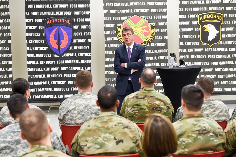 Secretary of defense visits with soldiers at the Company Commander and First Sergeants Course