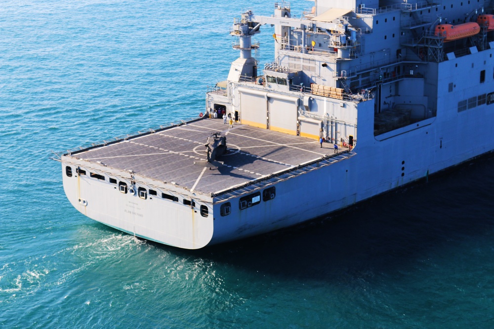 40th CAB helicopters land aboard the USNS Alan Shepard