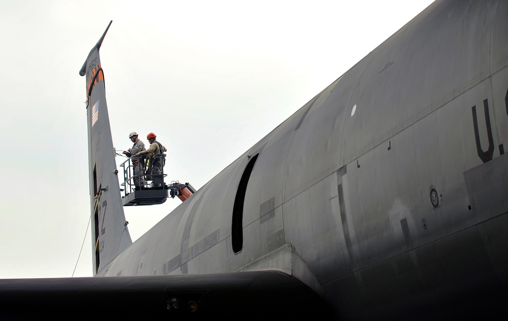 18th AMXS and US Navy conducts rudder removal