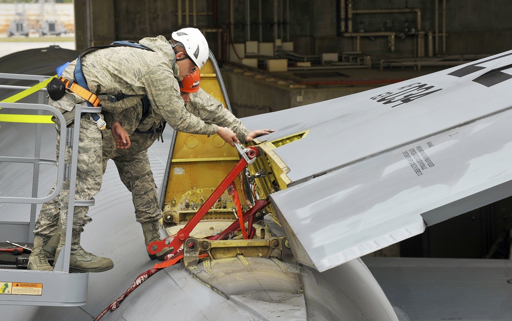 18th AMXS and US Navy conducts rudder removal