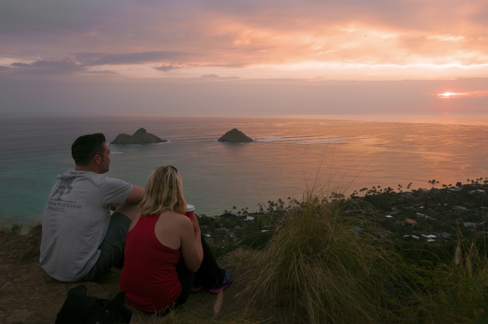 Hikers enjoy scenic view of Oahu