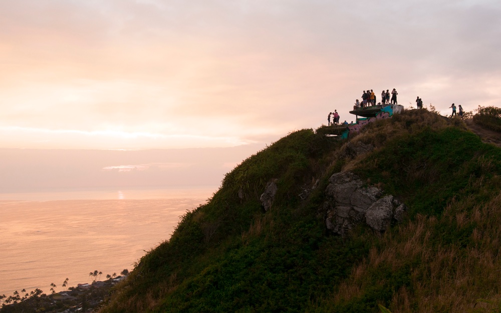 Hikers enjoy scenic view of Oahu