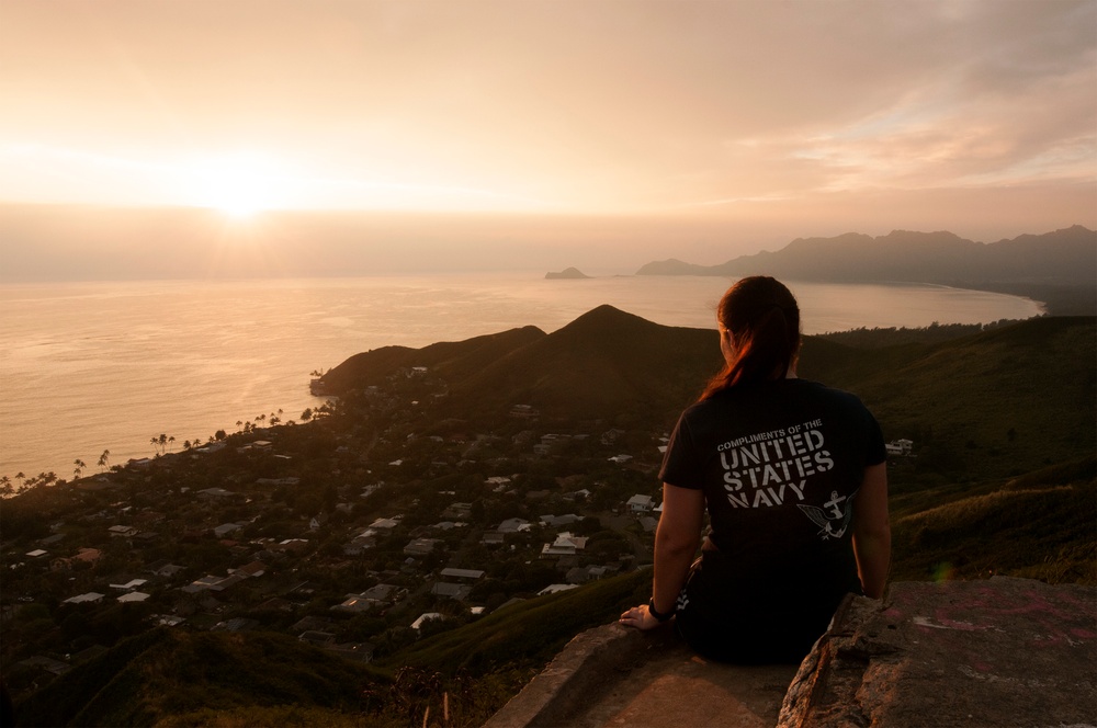 Hikers enjoy scenic view of Oahu