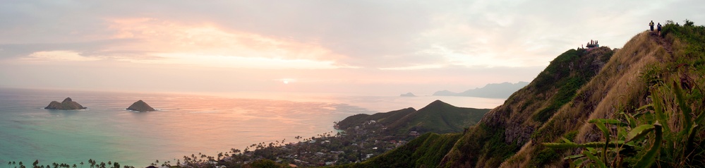 Hikers enjoy scenic view of Oahu
