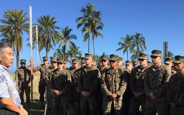 Hawaii Governor David Ige thanks Marines