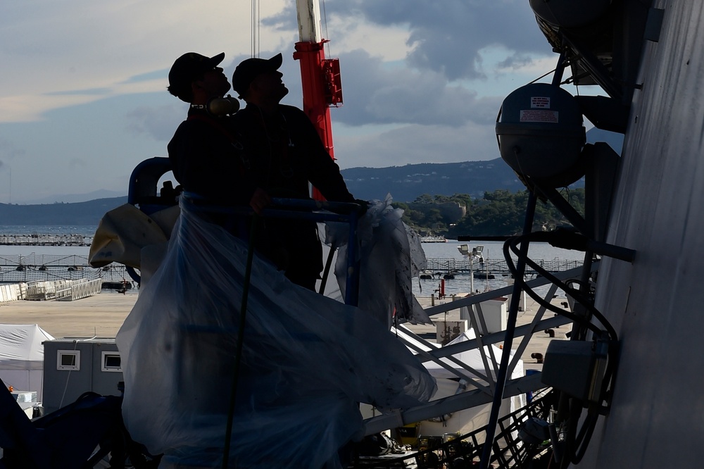 USS Carney sailors perform maintenance