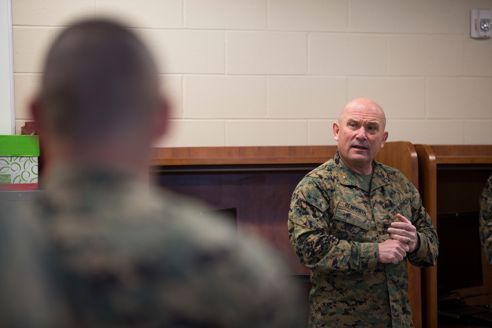 Training Command Commanding General visits the School of Infantry-East