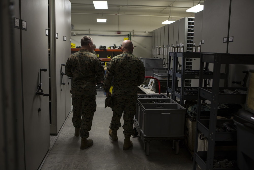 Training Command Commanding General visits the School of Infantry-East