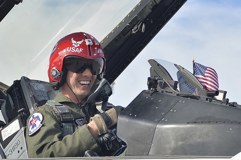 USAF Thunderbirds say farewell to solo pilot