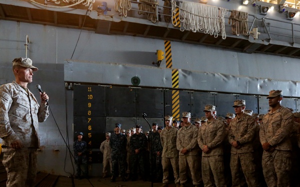 CTF-51 commander visits the USS Oak Hill