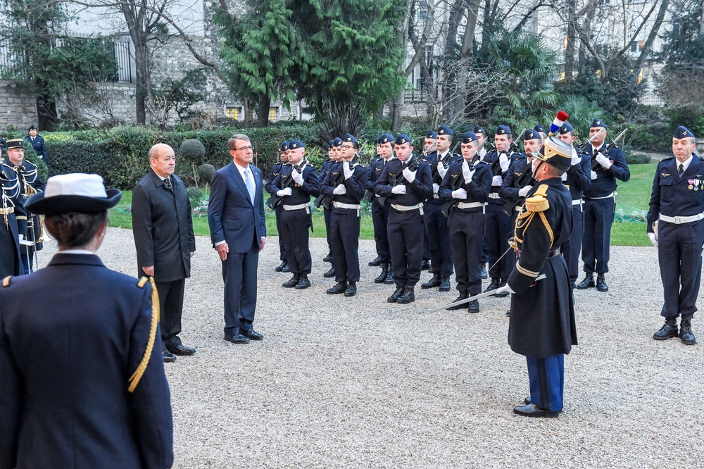 Secretary of defense, French minister of defense attend honors ceremony and met to discuss counter-ISIL campaign