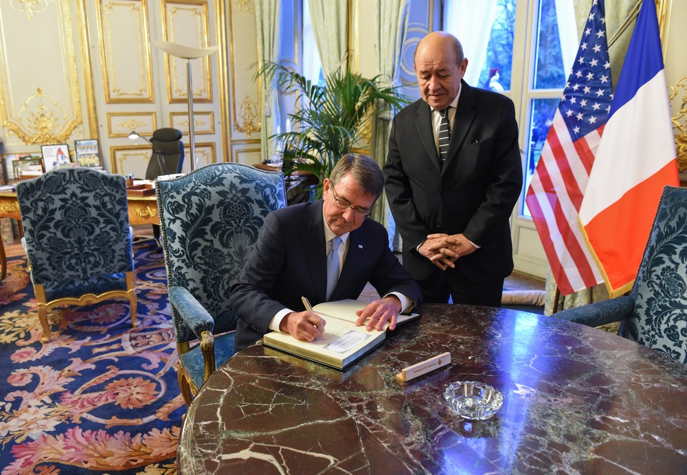 Secretary of defense, French minister of defense attend honors ceremony and met to discuss counter-ISIL campaign