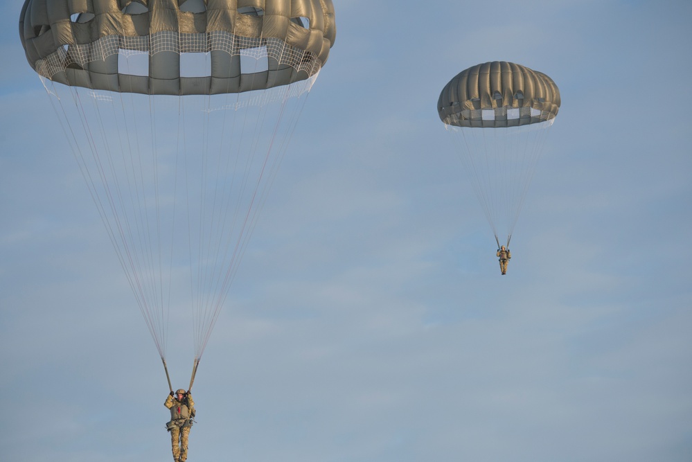 1-10 SFG (A) Chinook helicopter jump