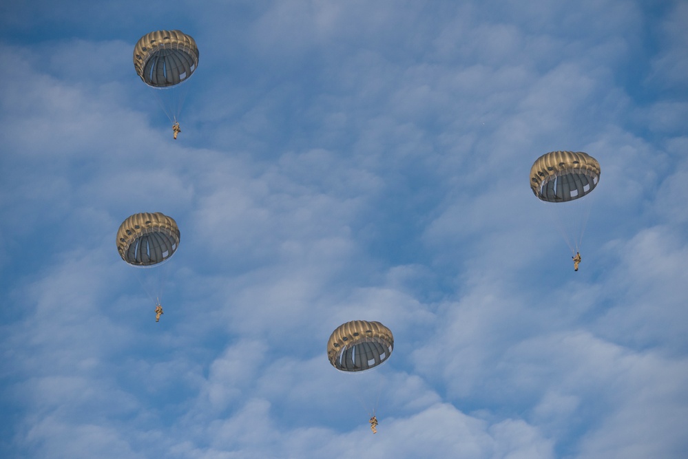 1-10 SFG (A) Chinook helicopter jump