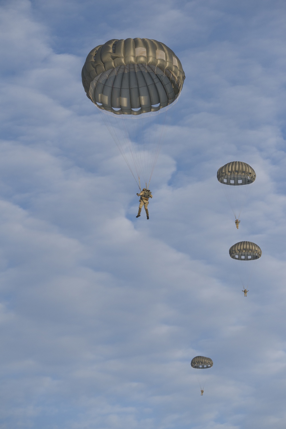 1-10 SFG (A) Chinook helicopter jump