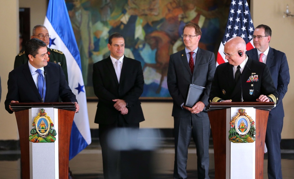 SOUTHCOM commander visits Colombia, Honduras