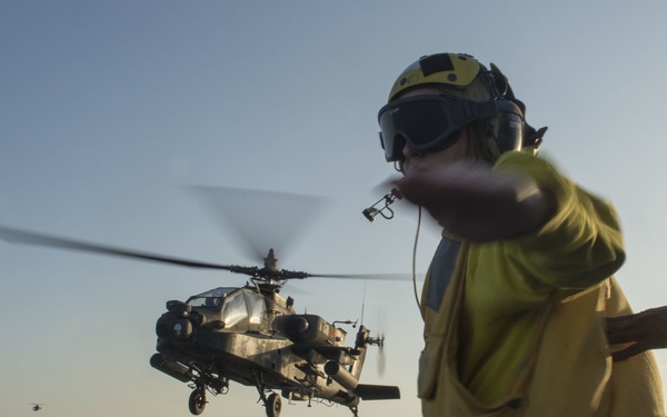 USS Oak Hill (LSD 51) flight deck operations
