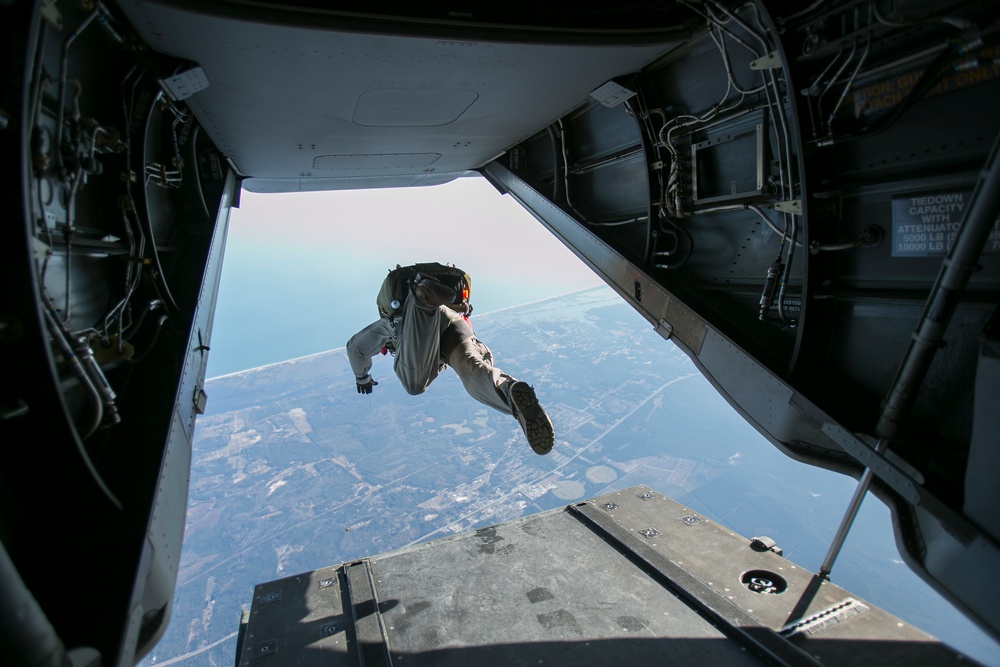 DVIDS - Images - Descent from above: Marines conduct parachute ...