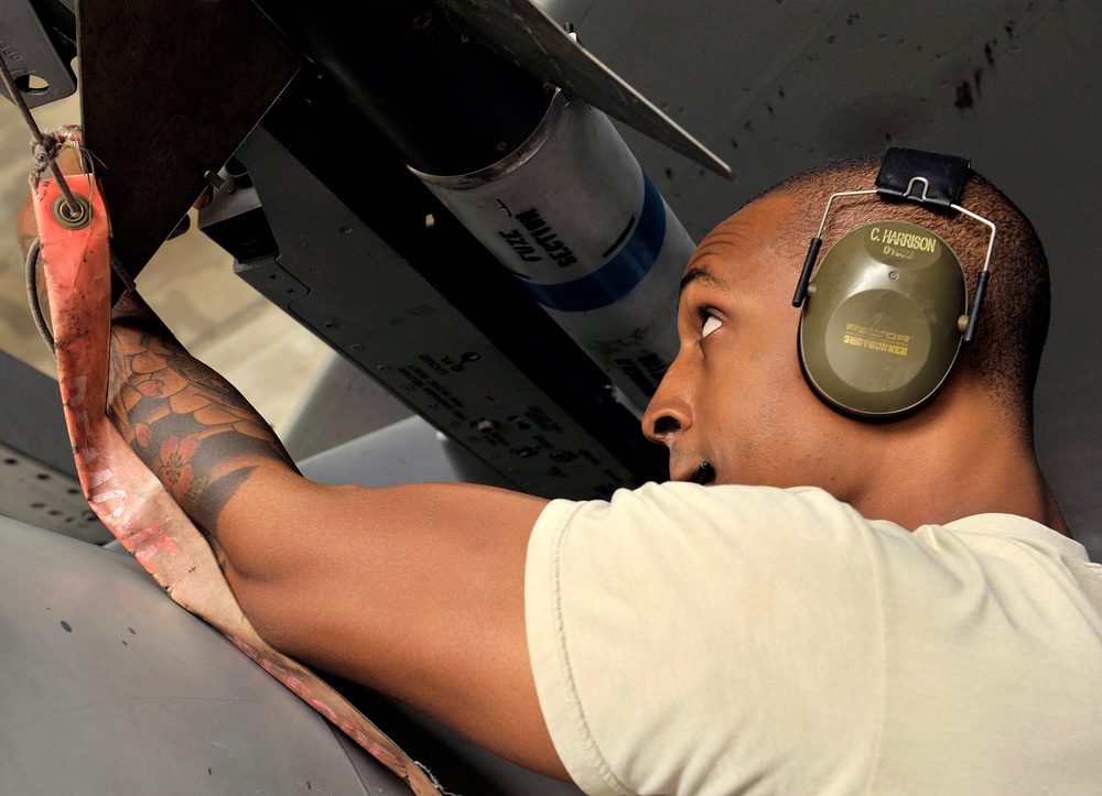 18th MXG holds annual weapons load crew competition