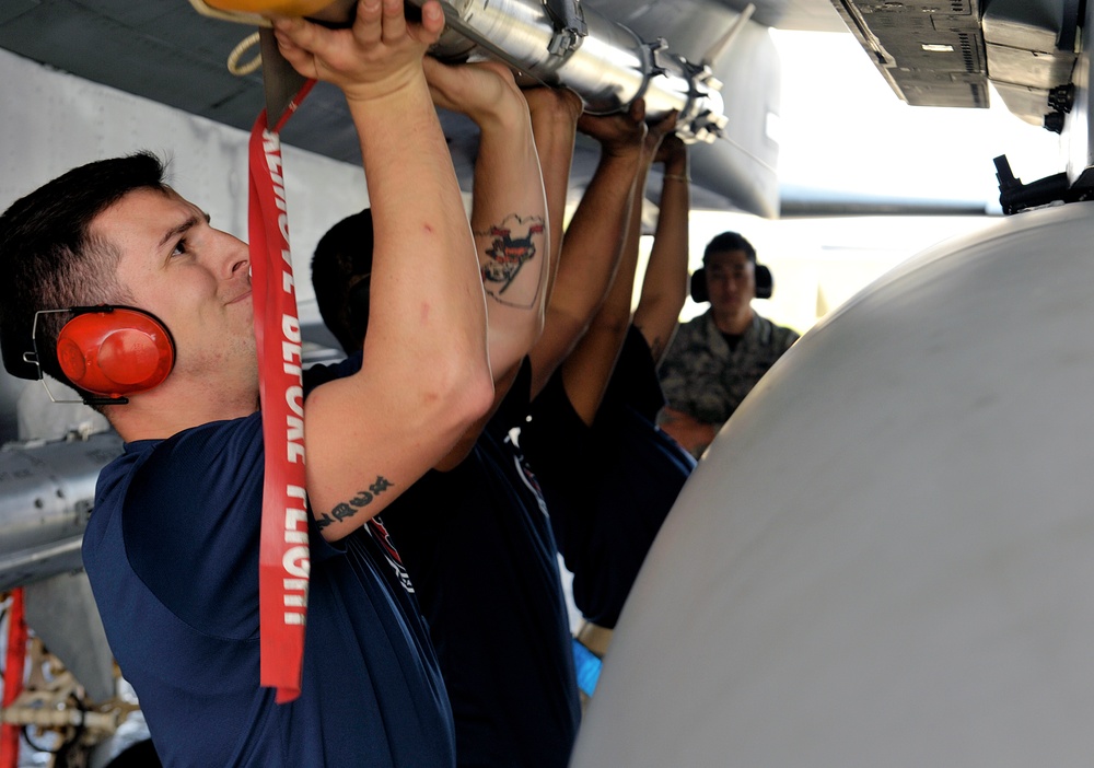 18th MXG holds annual weapons load crew competition