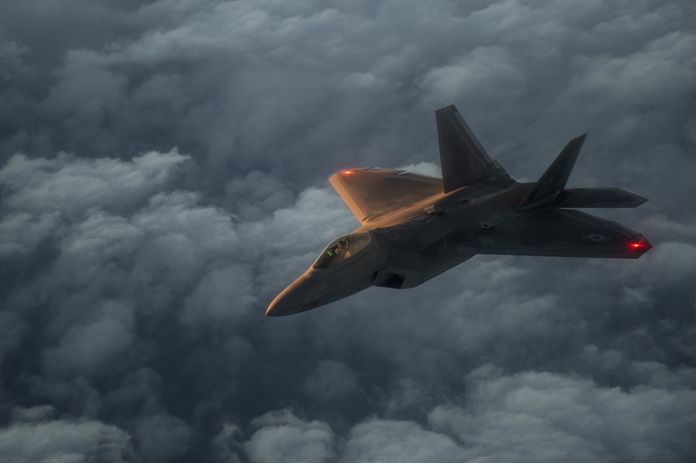 340th EARS refuels F-22s