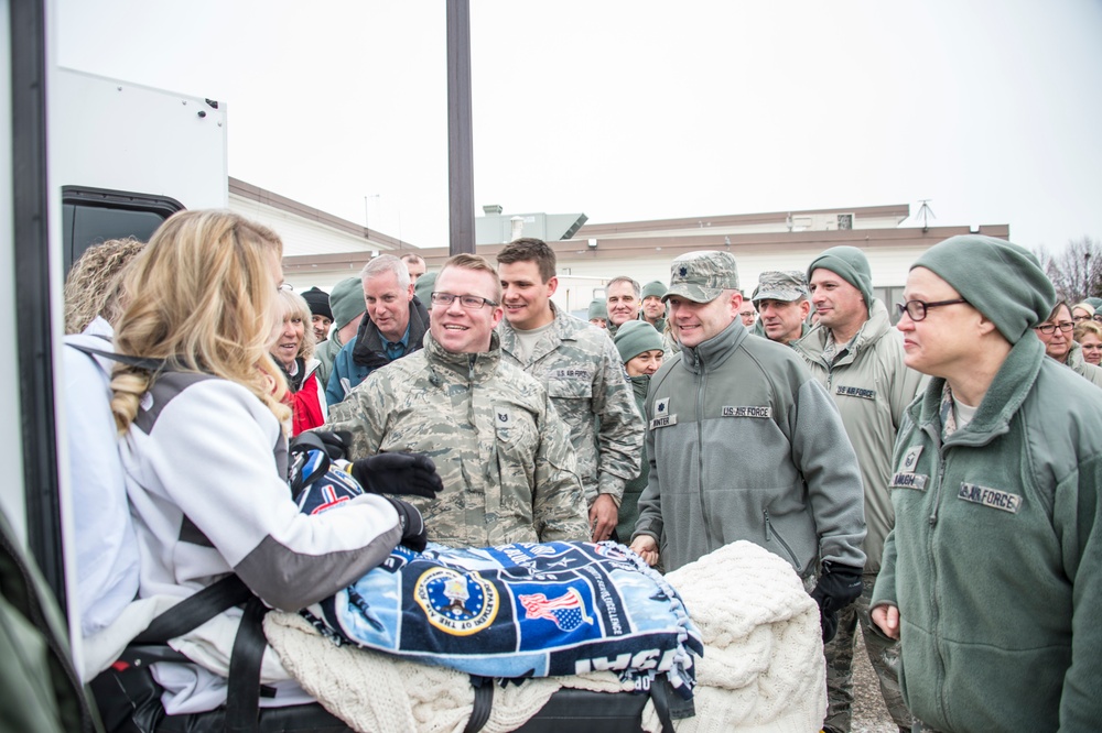 Minnesota Airmen greet Wounded Warrior