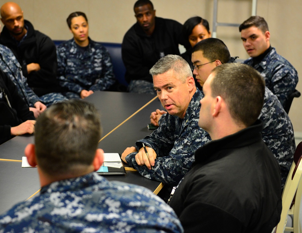 Force master chief visits with Ford Sailors