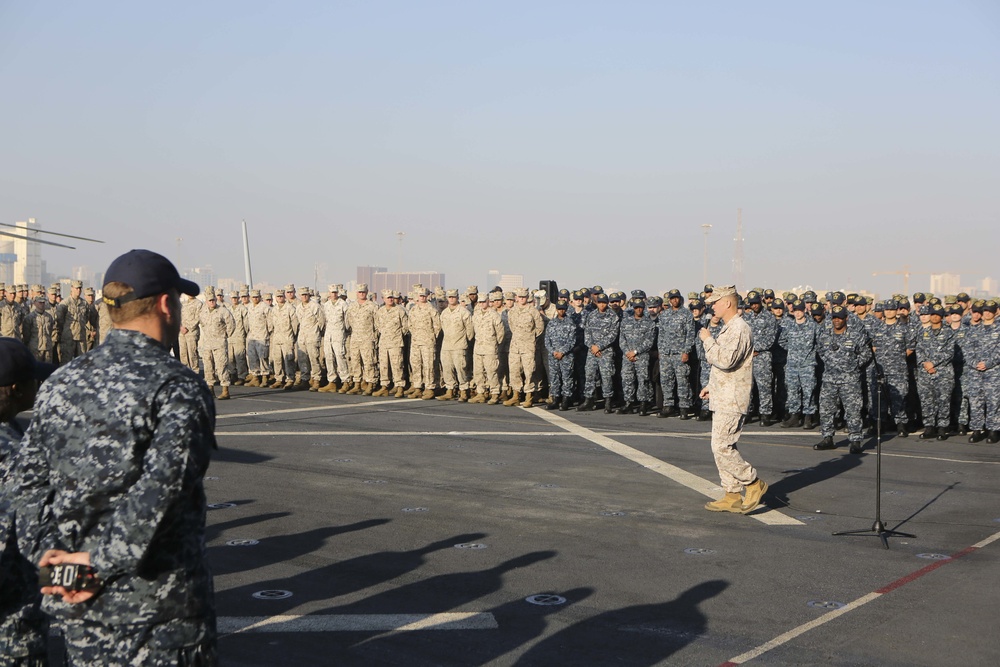 Maj. Gen. Carl E. Mundy III visits the USS Arlington