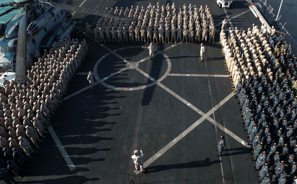 Gen. Carl Mundy visits the USS Arlington (LPD 24)