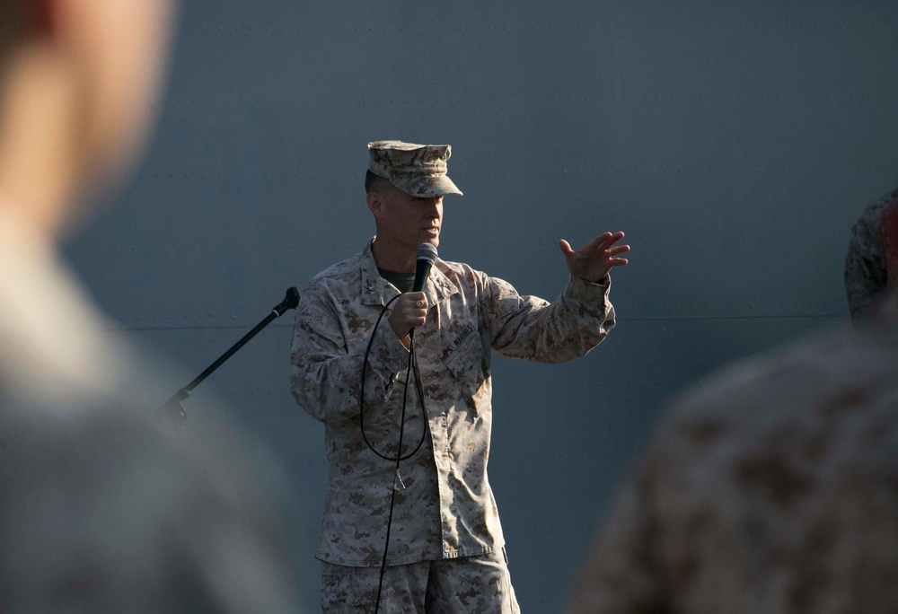 Gen. Carl Mundy visits the USS Arlington (LPD 24)