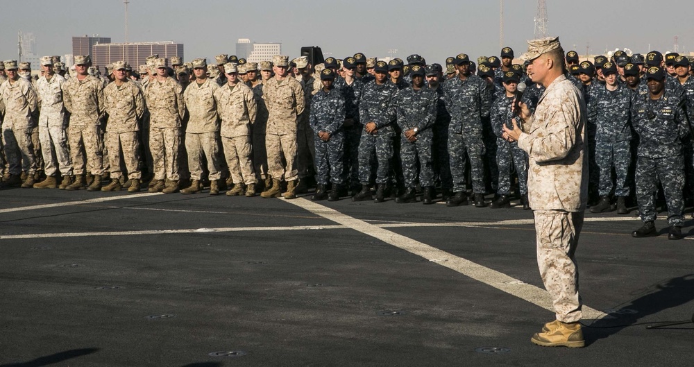 Gen. Carl Mundy visits the USS Arlington (LPD 24)