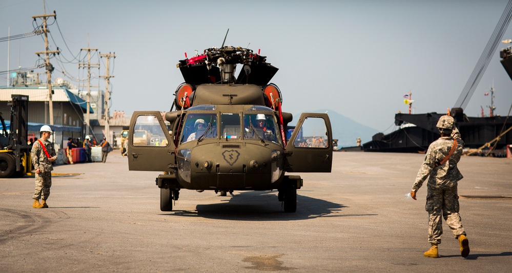 Royal Thai Navy and U.S. Service Members Offload from the USNS Maj. Stephen W. Pless