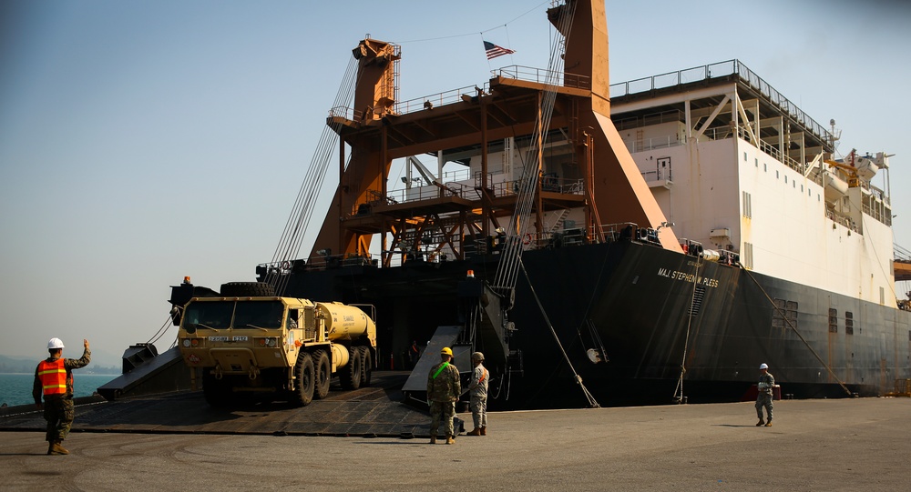 Royal Thai Navy and U.S. Service Members Offload from the USNS Maj. Stephen W. Pless