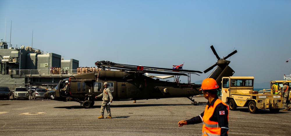 Royal Thai Navy and U.S. Service Members Offload from the USNS Maj. Stephen W. Pless