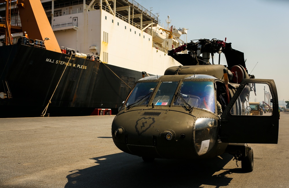Royal Thai Navy and U.S. Service Members Offload from the USNS Maj. Stephen W. Pless