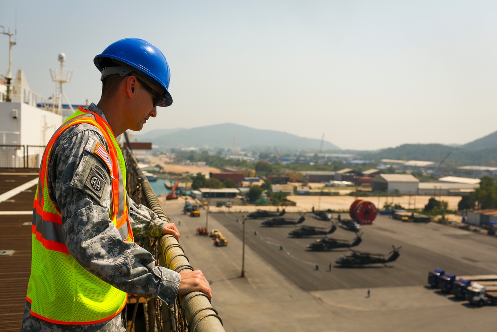 Royal Thai Navy and U.S. Service Members Offload from the USNS Maj. Stephen W. Pless