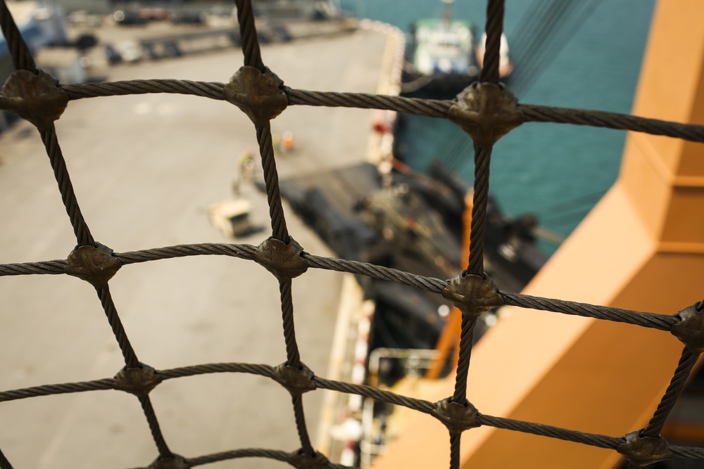 Royal Thai Navy and U.S. Service Members Offload from the USNS Maj. Stephen W. Pless