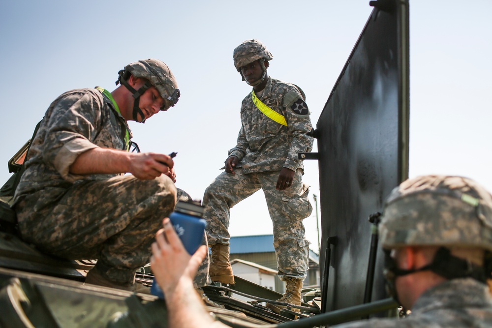 Royal Thai Navy and U.S. Service Members Offload from the USNS Maj. Stephen W. Pless