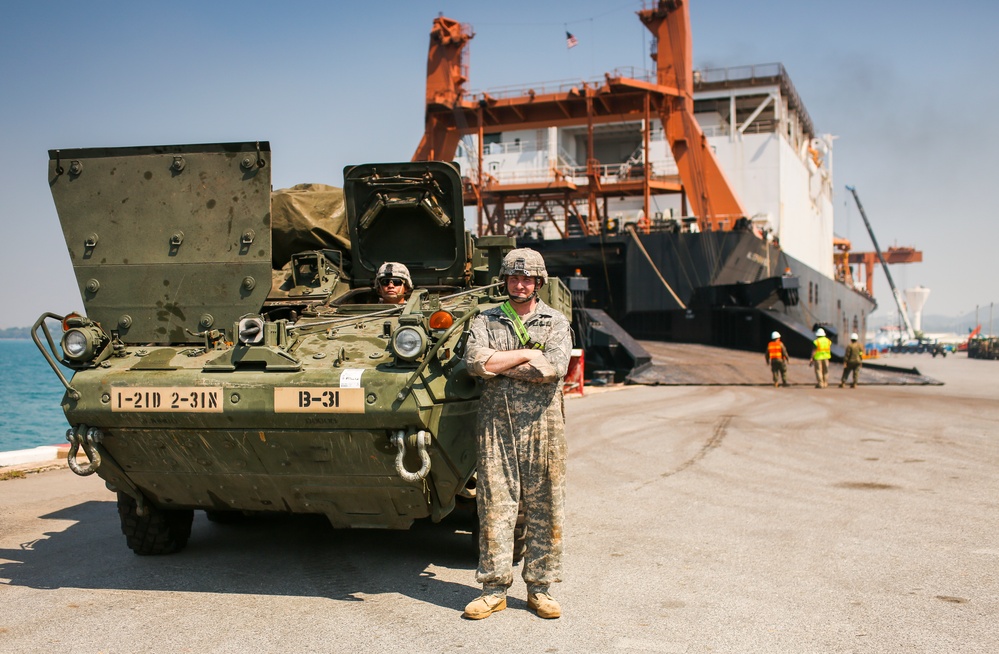 Royal Thai Navy and U.S. Service Members Offload from the USNS Maj. Stephen W. Pless