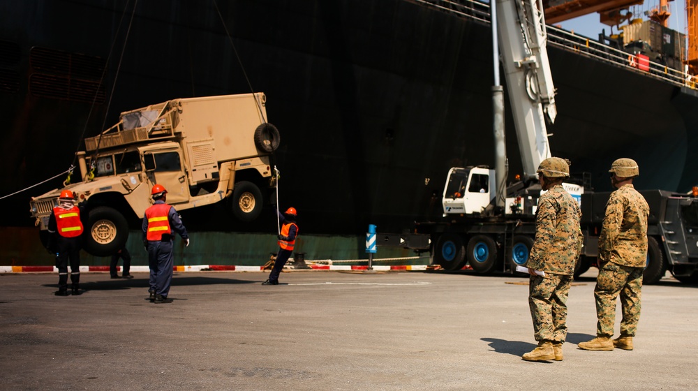 Royal Thai Navy and U.S. Service Members Offload from the USNS Maj. Stephen W. Pless