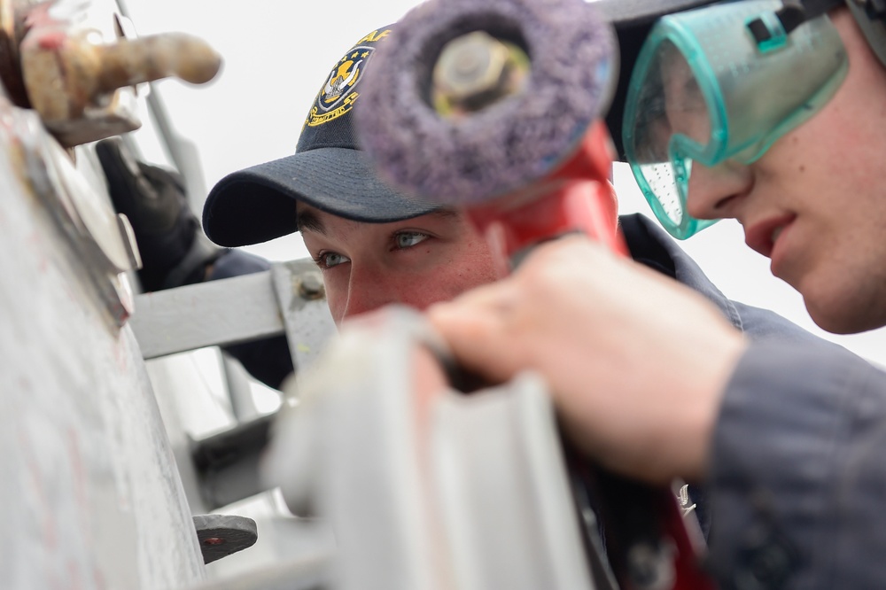 USS Carney sailor conducts maintenance