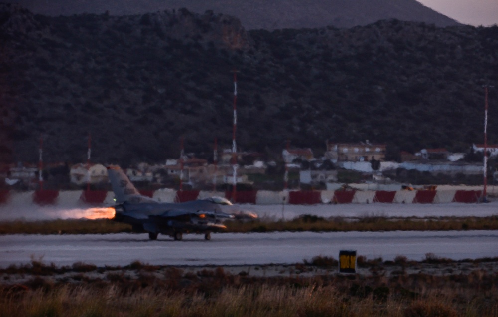 Greek, US air forces continue bilateral training in Souda Bay