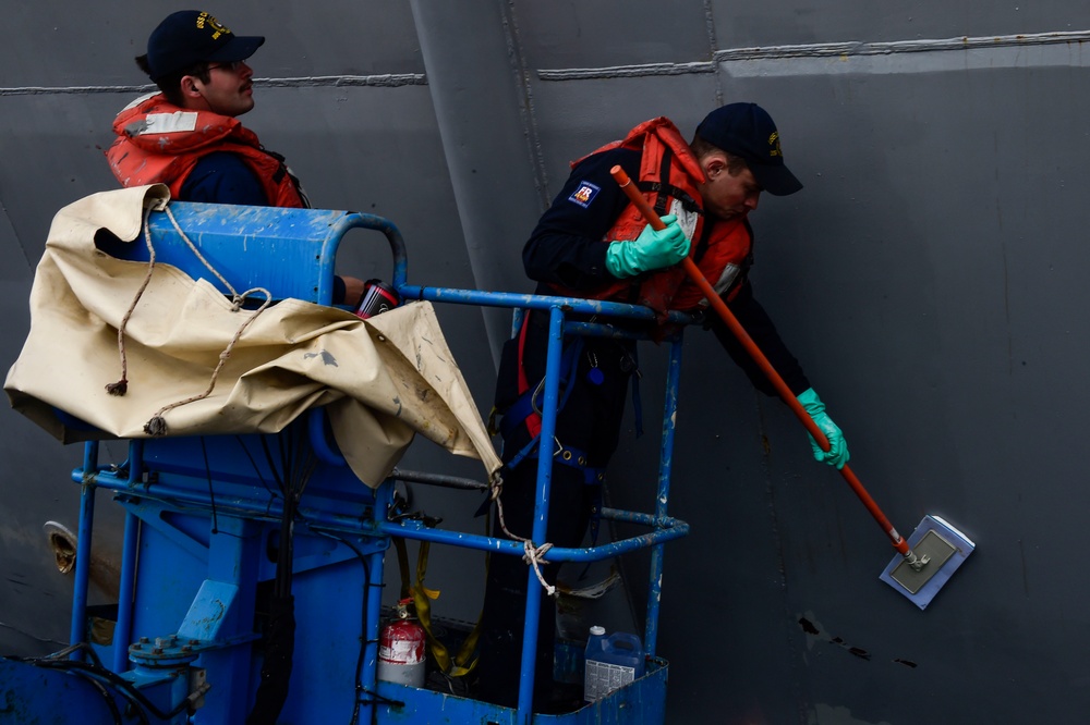 USS Carney sailors perform topside preservation