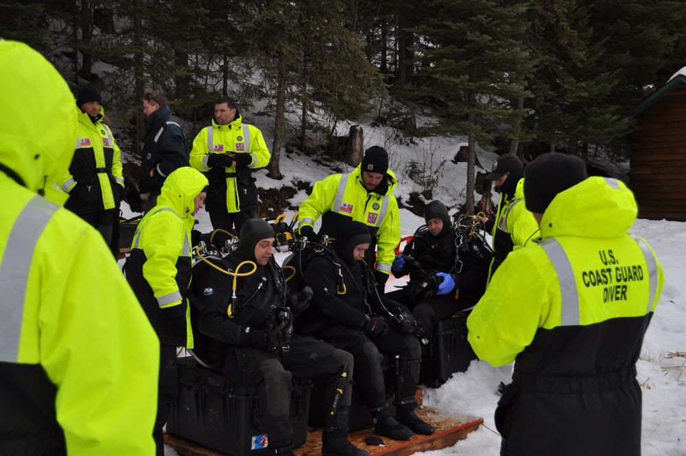 Military divers participate in ICEX 2016