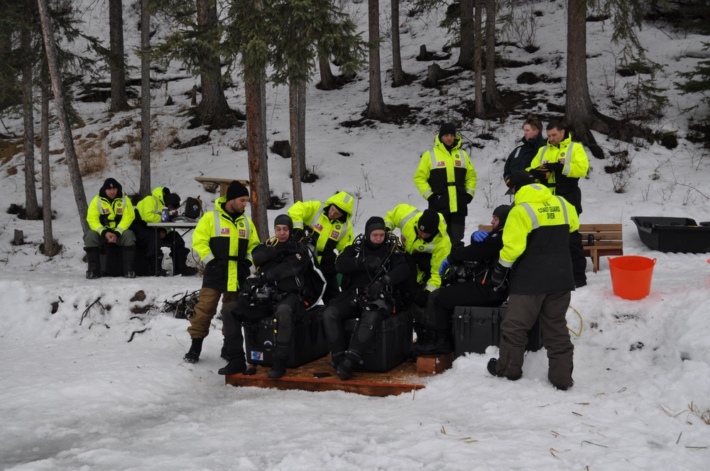 Military divers participate in ICEX 2016