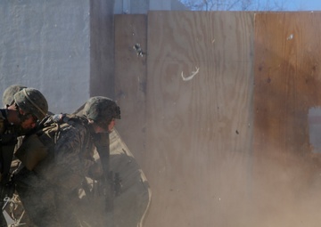 Combat engineers teach infantrymen breaching tactics