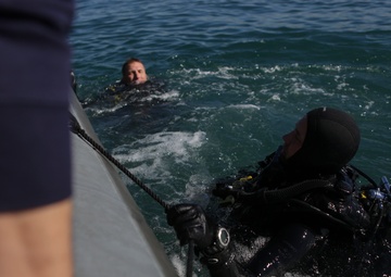 1st Recon searches the Pacific