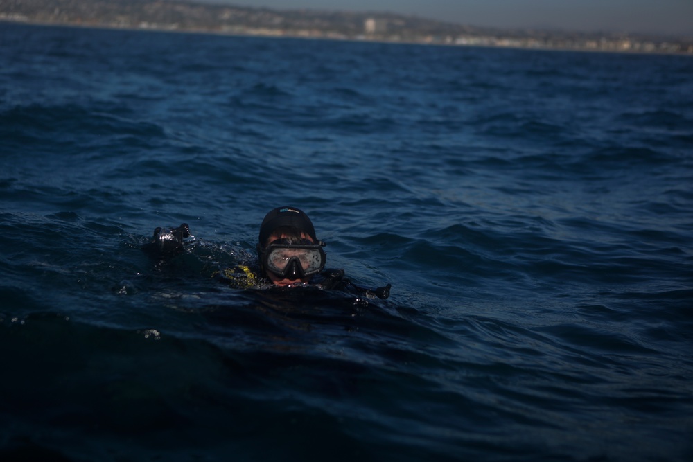 1st Recon searches the Pacific