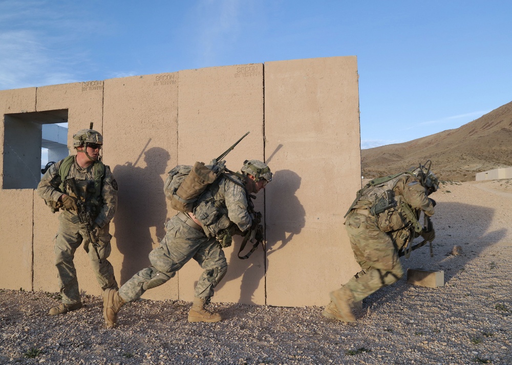 US Soldiers clear training objective